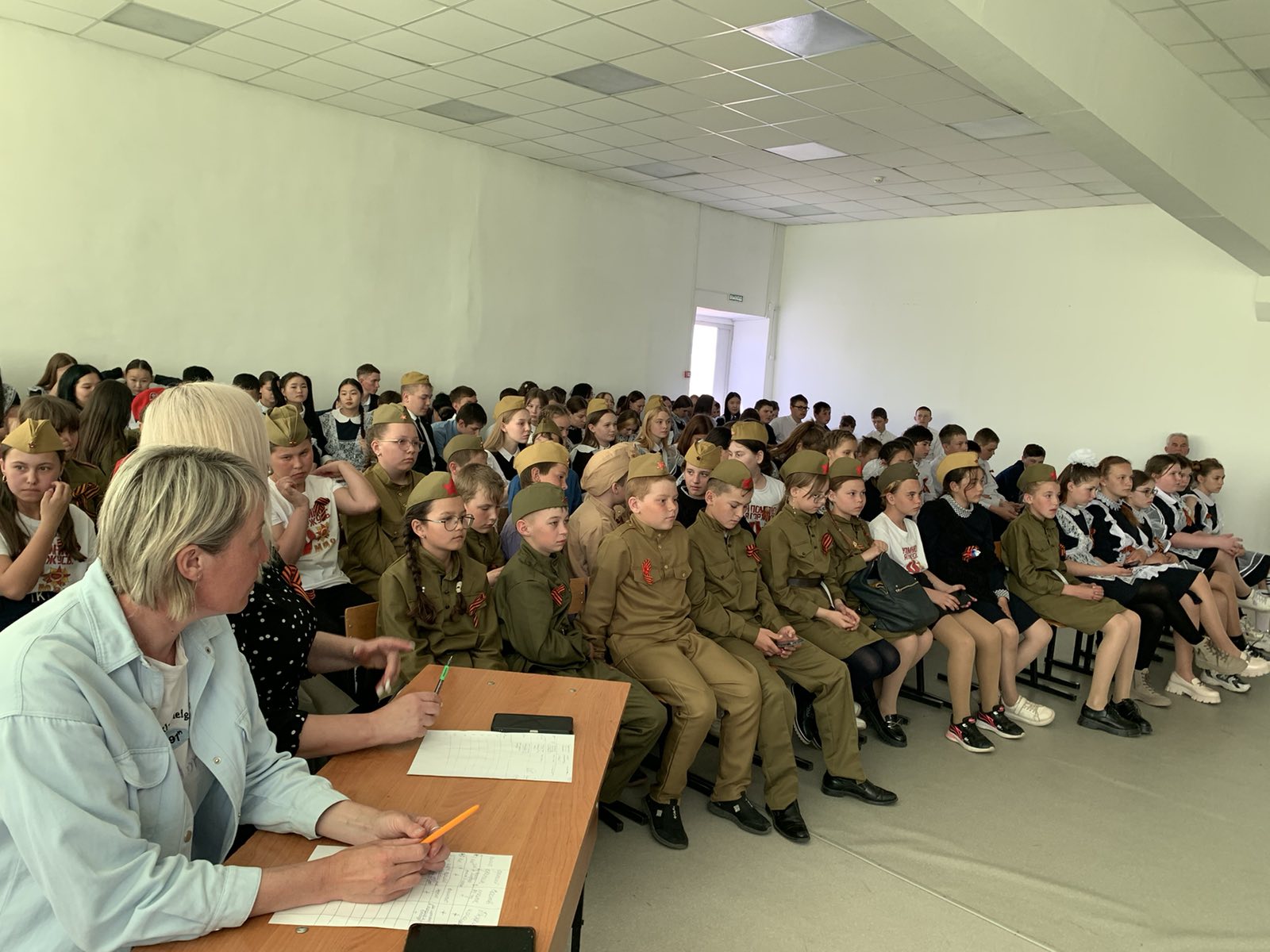 Школьный смотр военно-патриотической песни.